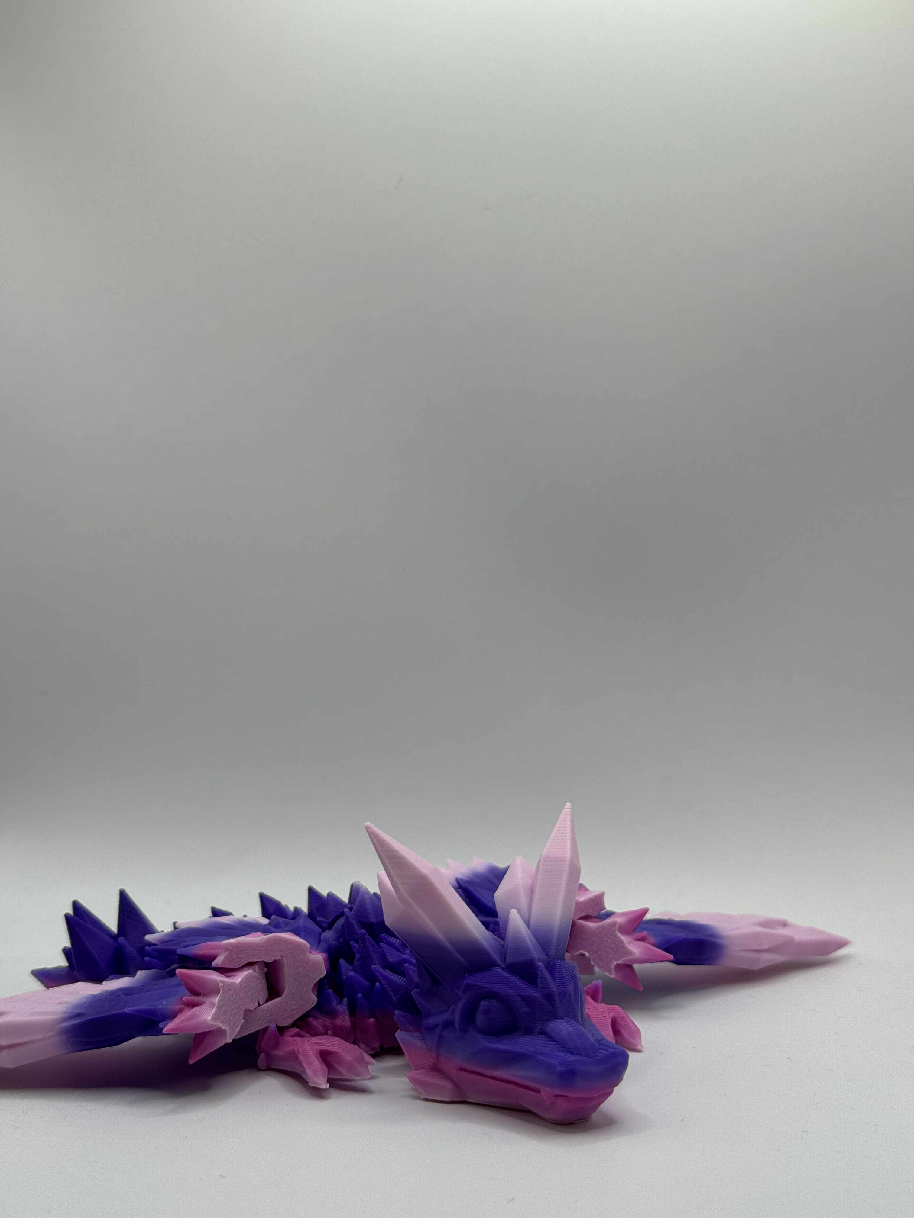 Lille drage i lilla og lyserød med vinger