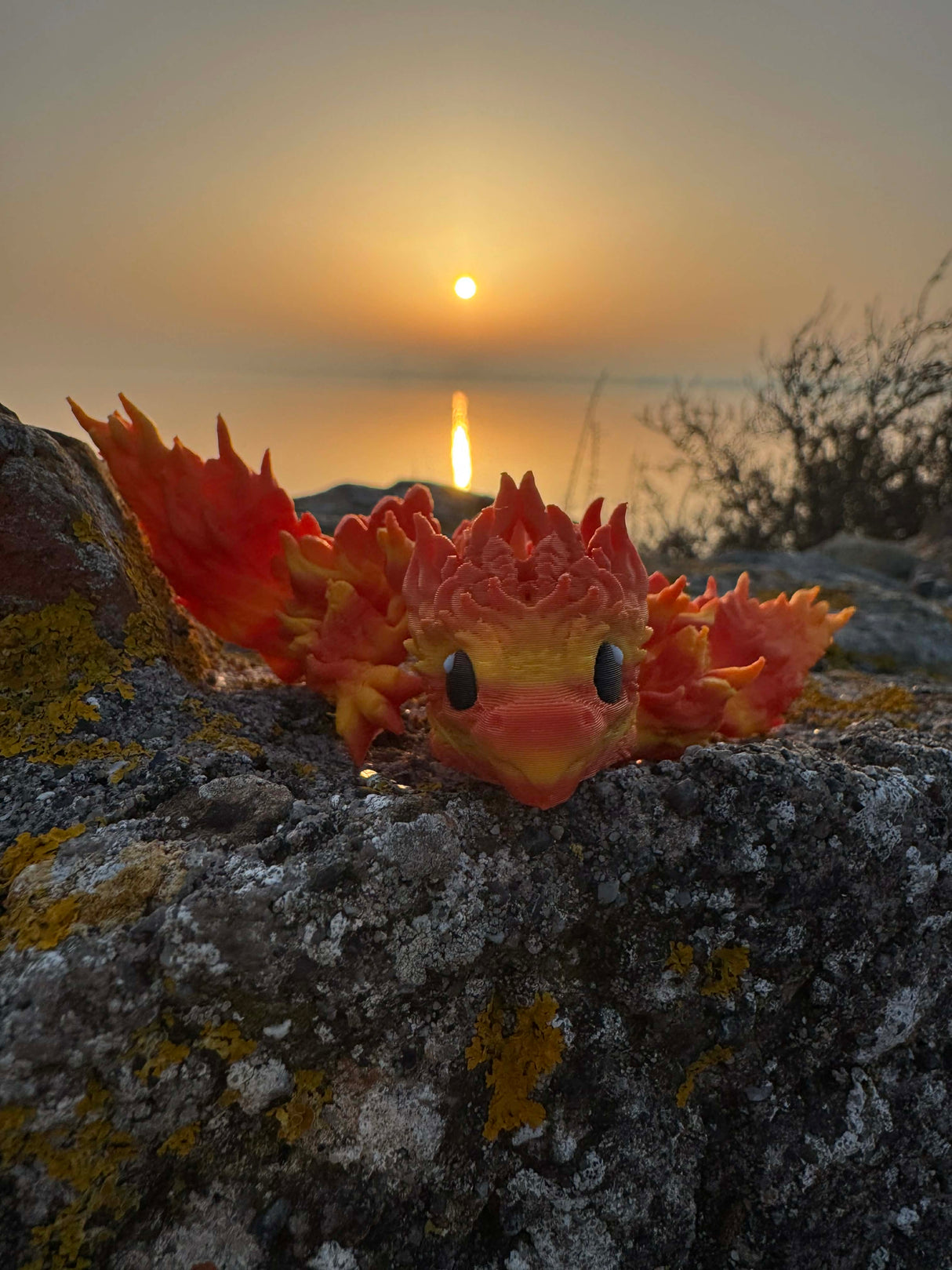 Lille føniks drage i orange og gul med vinger