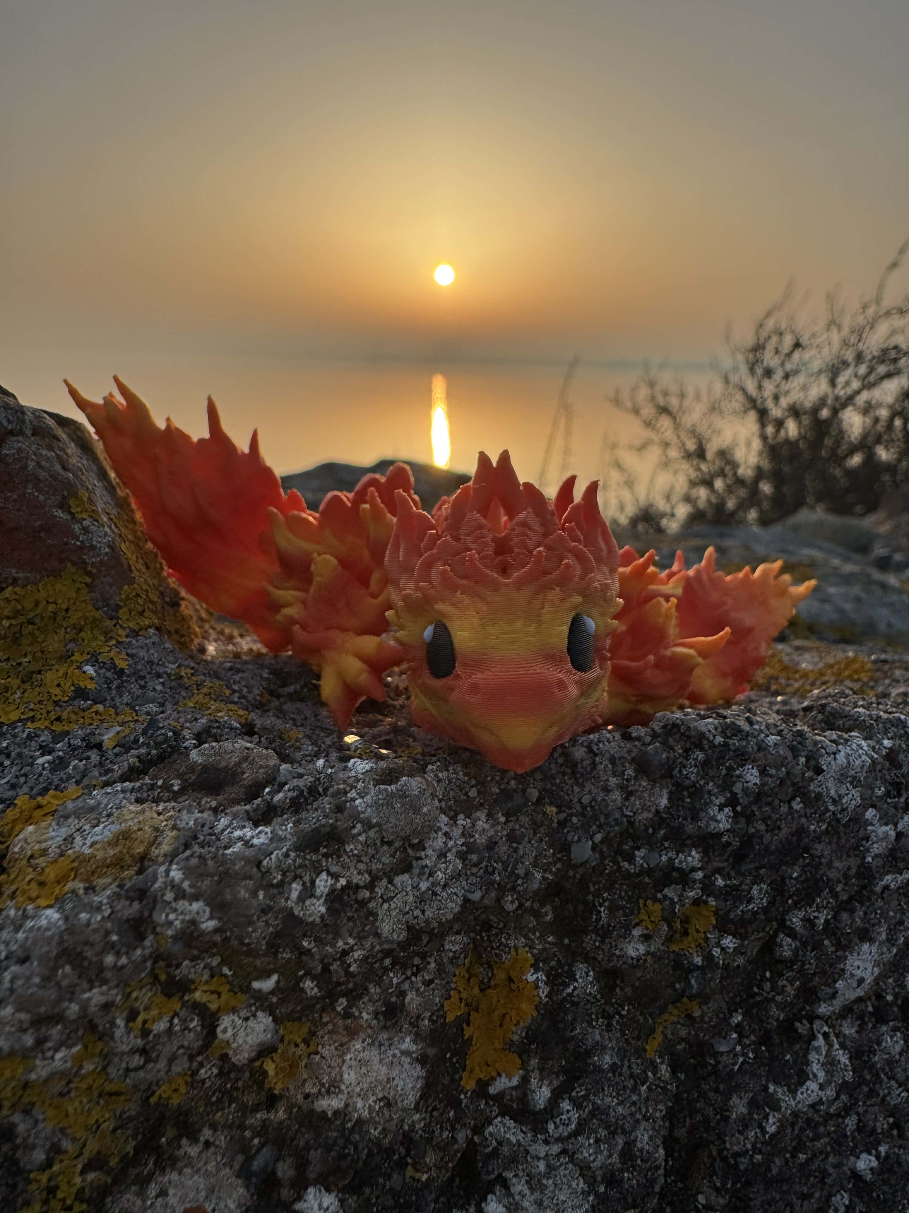 Lille føniks drage i orange og gul med vinger