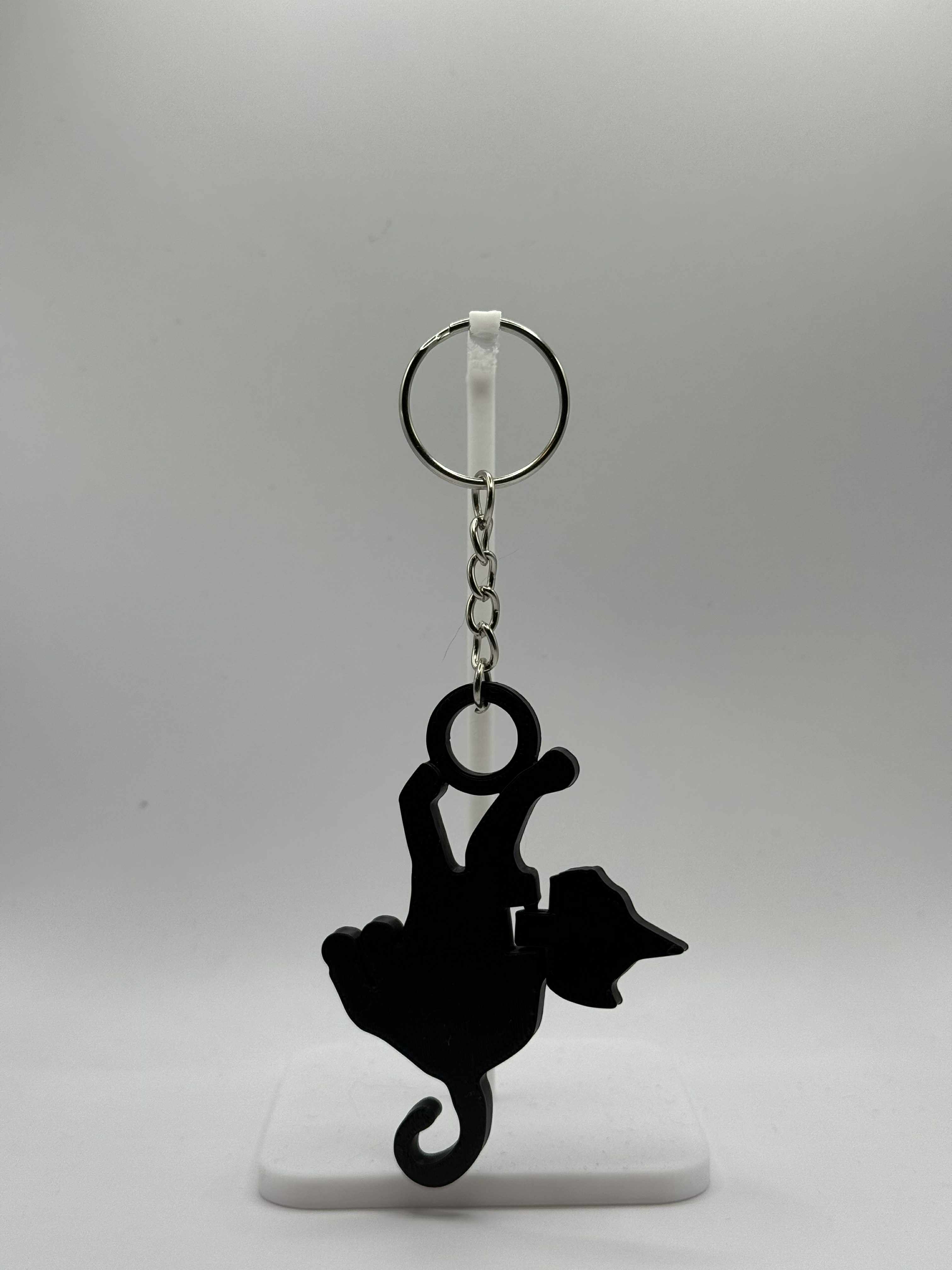 Kat som leger med bold nøglering