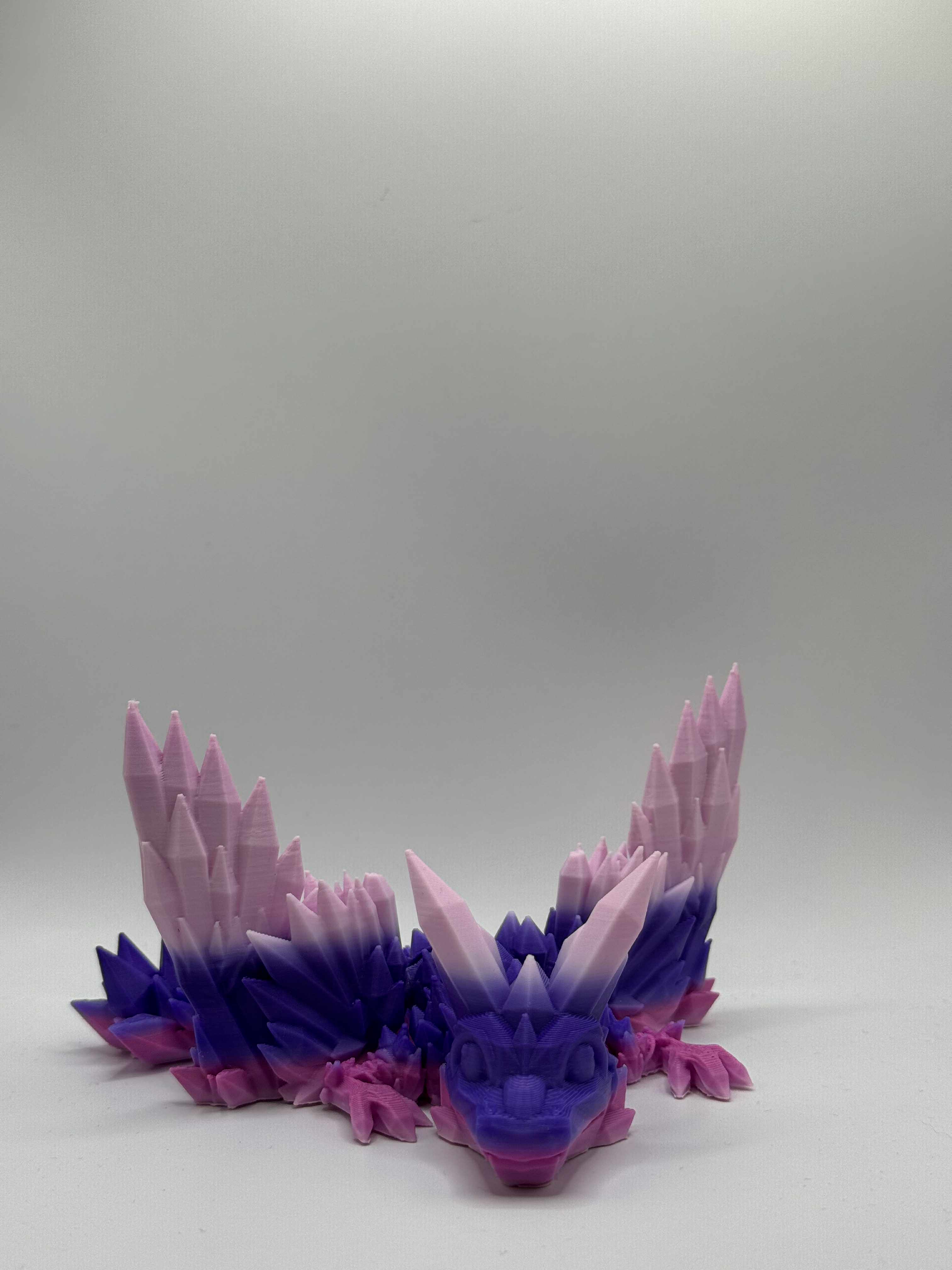 Lille drage i lilla og lyserød med vinger