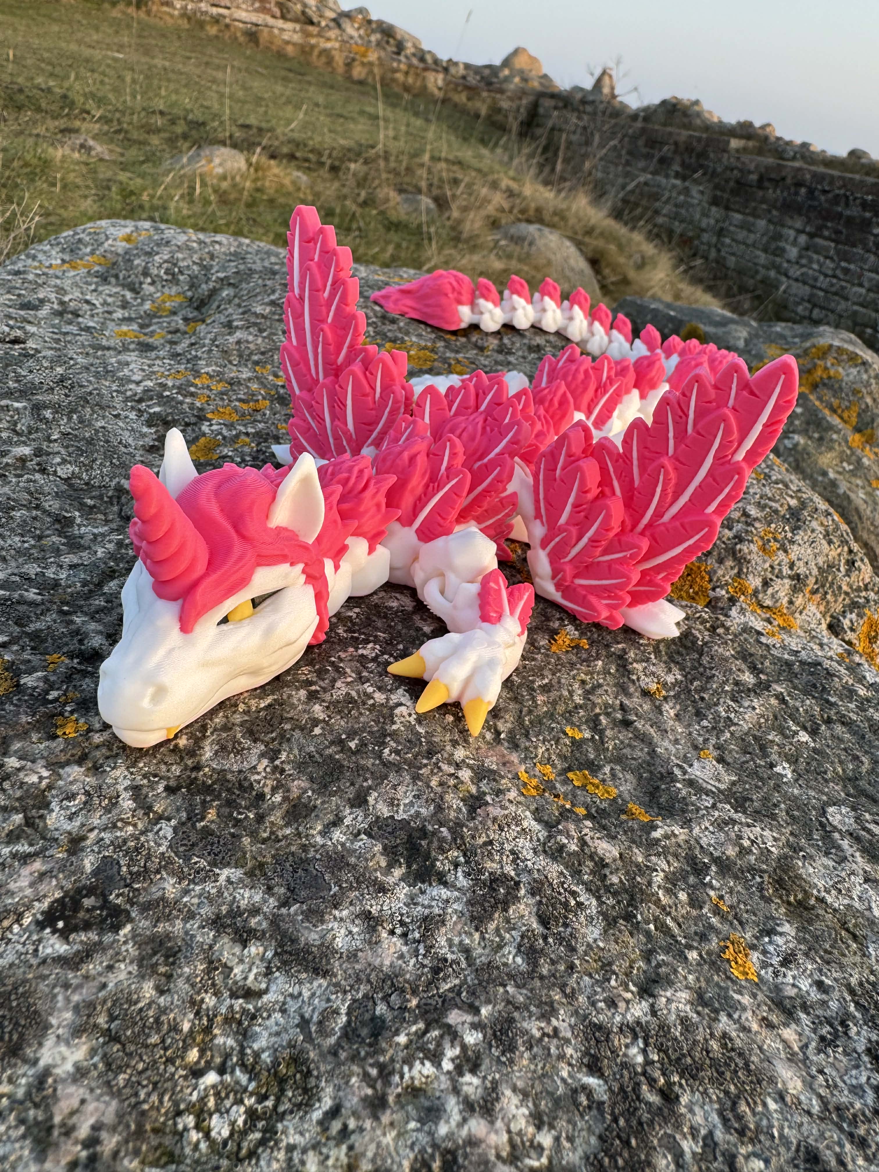 Enhjørning drage i lyserød, hvid og gul