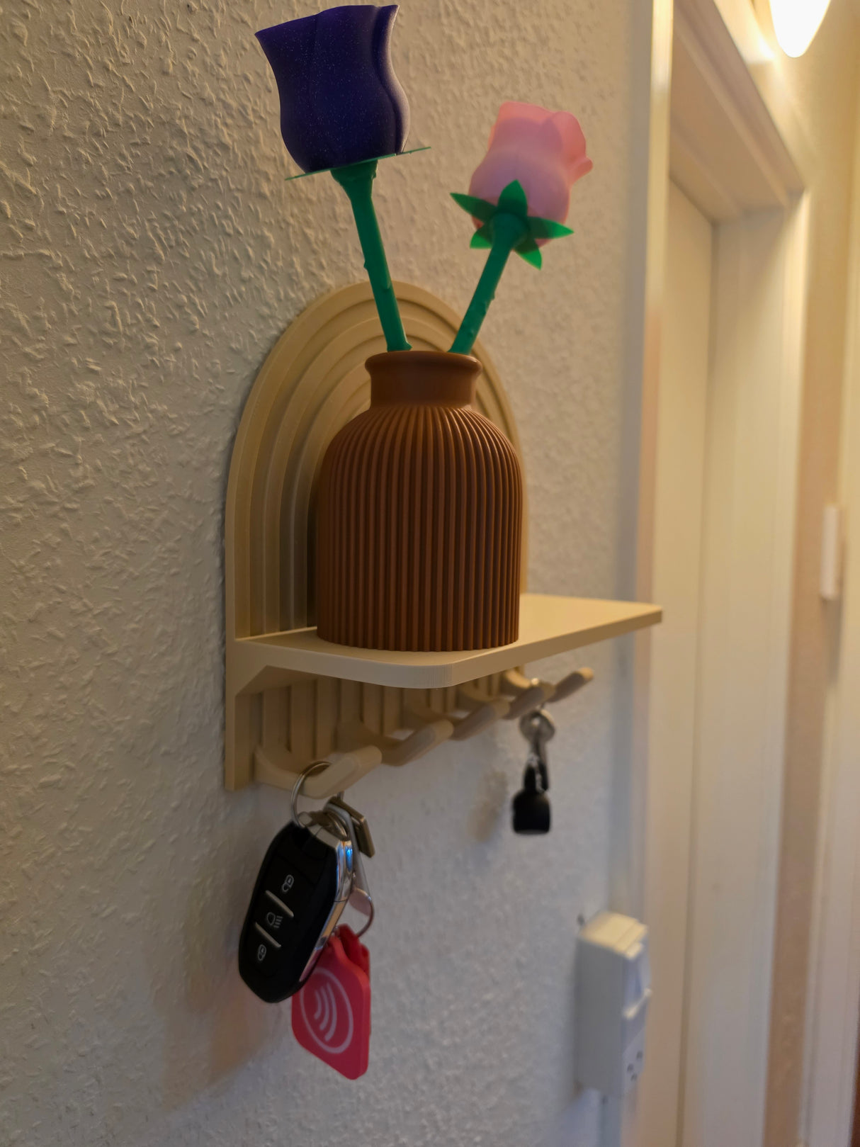 Væghylde med nøglekroge