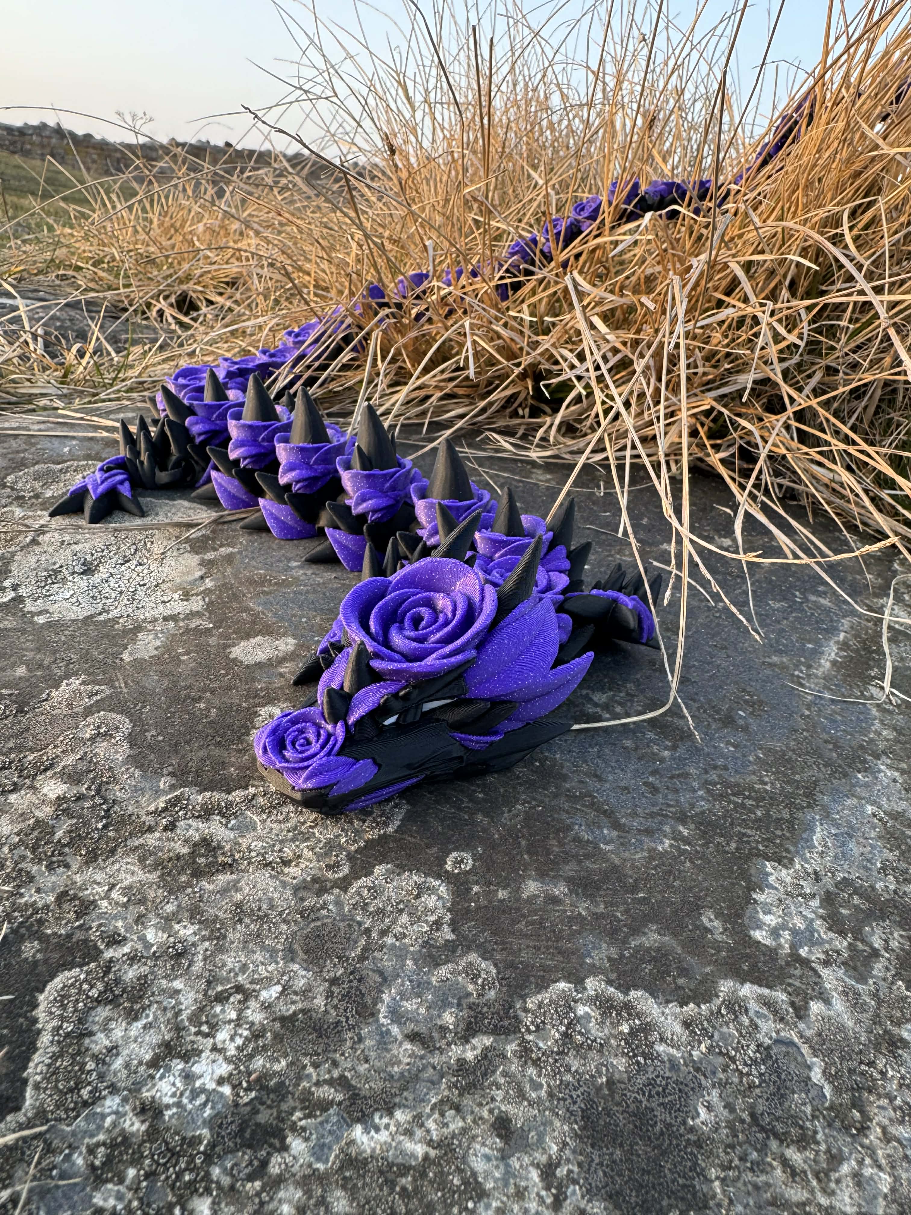 Rose drage i sort og lilla med hvide øjne